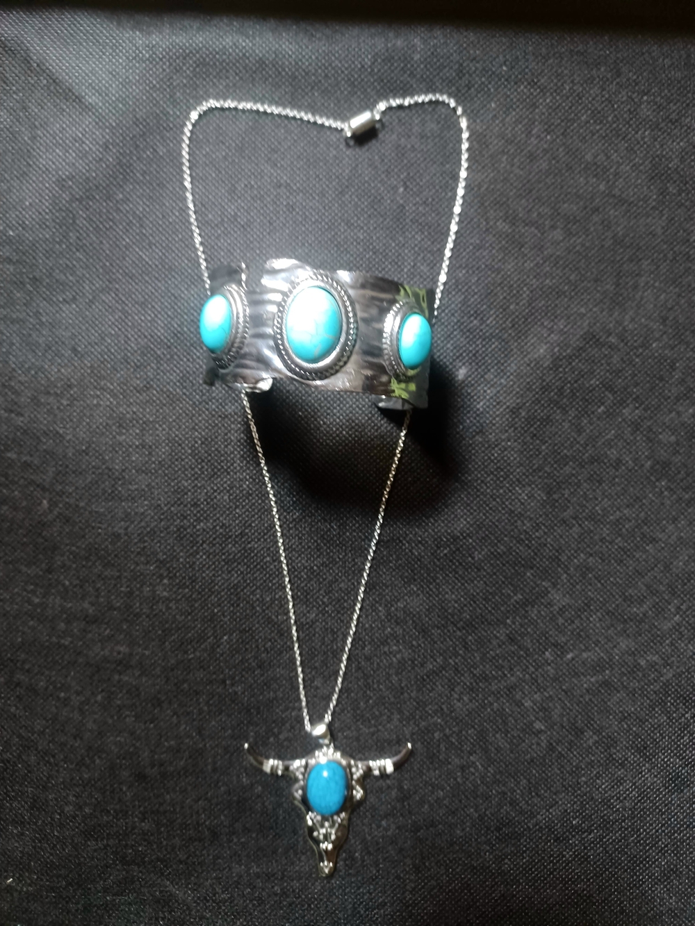 BLUE HOWLITE SILVERTONE BULL-HEAD NECKLACE w/ MATCHING BLUE HOWLITE CUFF